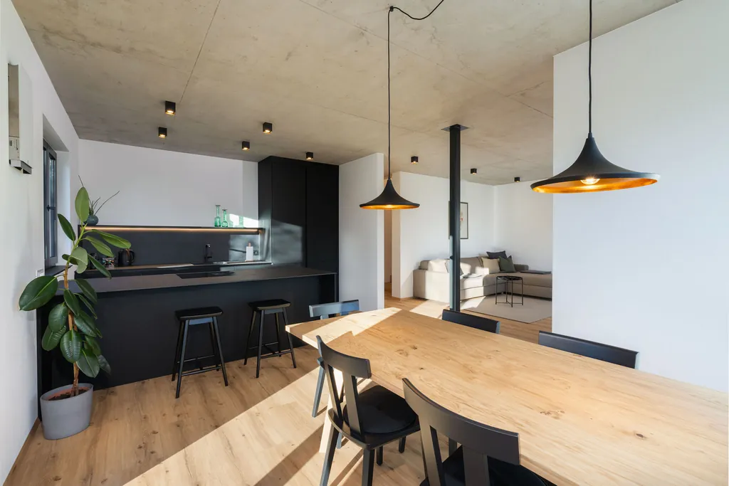 Essbereich mit Panoramafenster und Bergblick