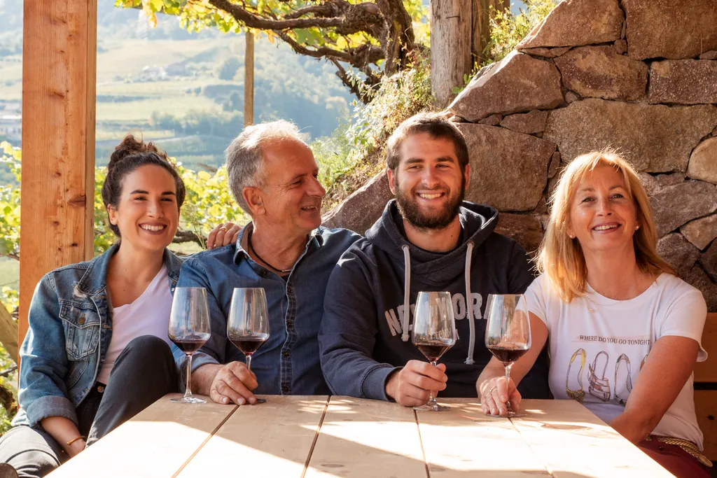 Familie Endrizzi im Weinberg