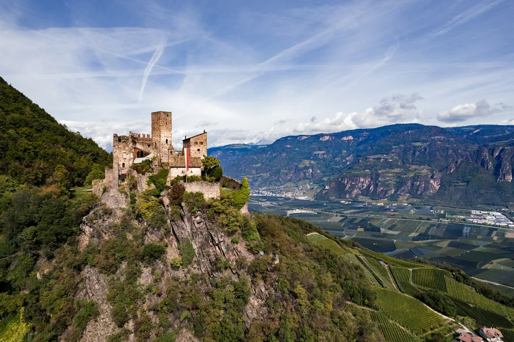 Weinberge mit Burg Hocheppan und Bergpanorama